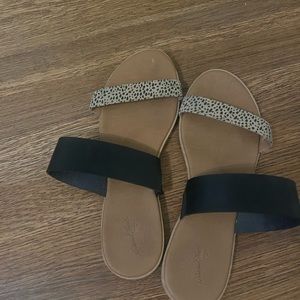 Universal thread sandals